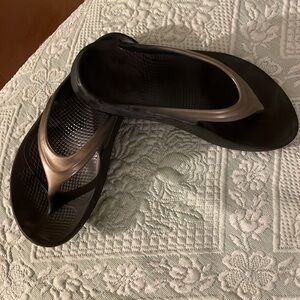 OOFO’S   flip flop size 6W woman’s silver slate grey